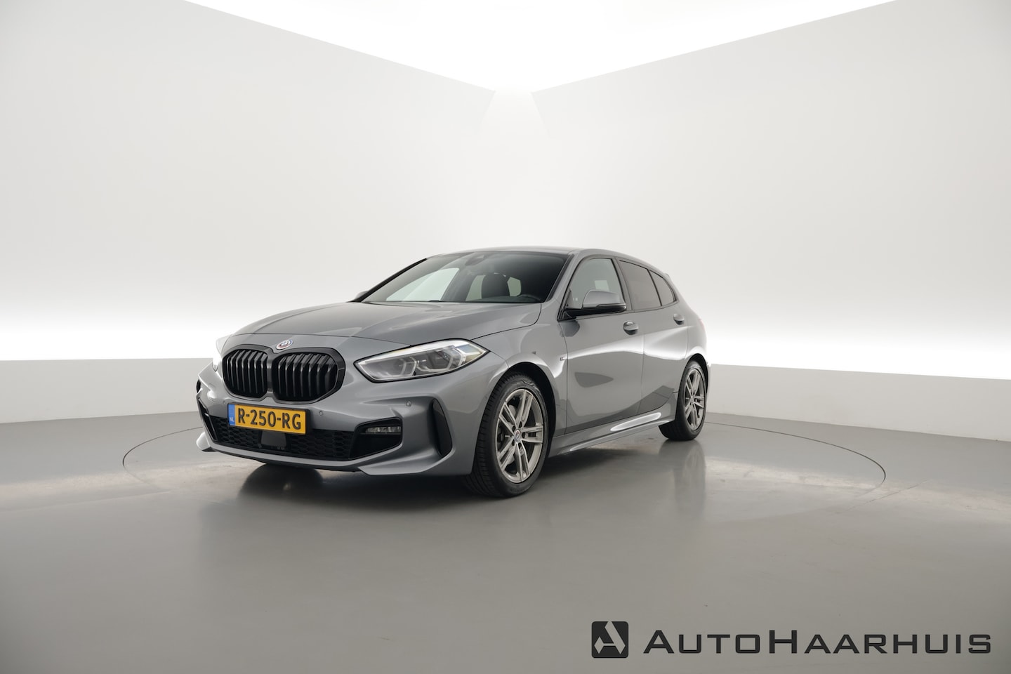 BMW 1-serie - 118i M Sportpakket Automaat | Navi | CarPlay | Trekhaak | Camera | Stoelver. - AutoWereld.nl