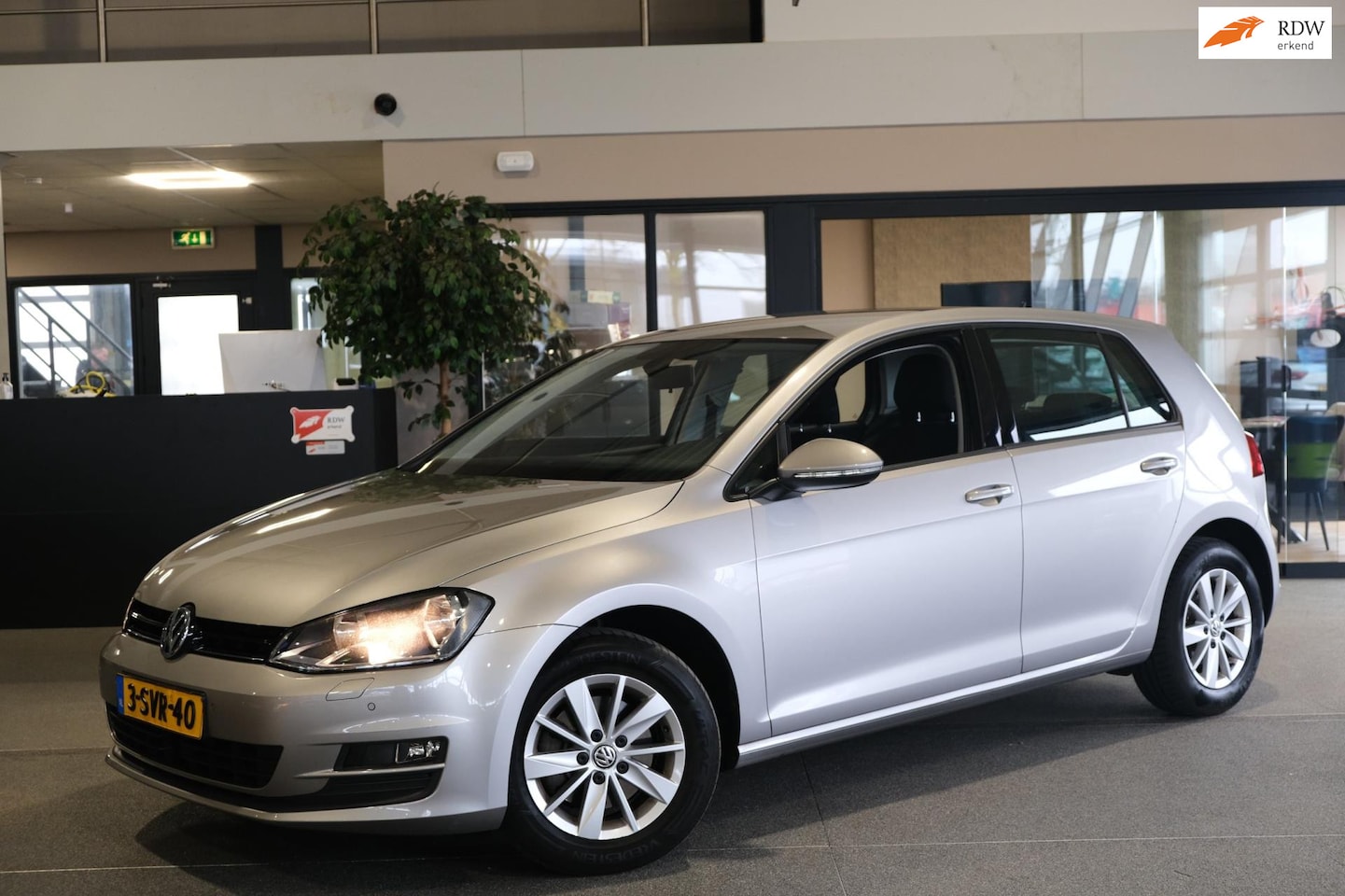 Volkswagen Golf - 1.2 TSI Highline Navi Adaptieve Cruise PDC Stoelverwarming Trekhaak - AutoWereld.nl