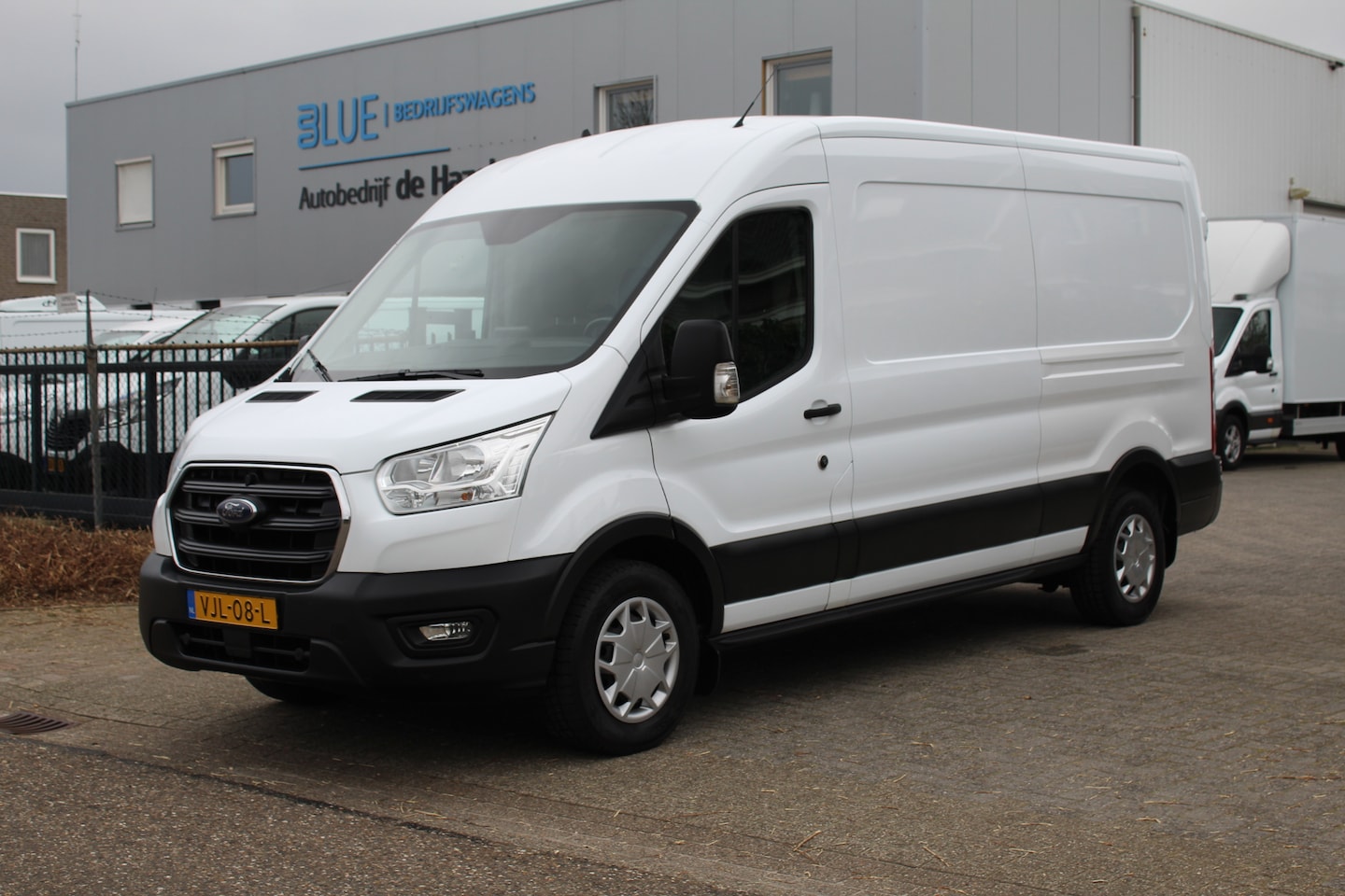 Ford Transit - 350 2.0 TDCI 130PK Euro6 L3H2 Trend ✓ inbouwkasten ✓ trekhaak 2,5T ✓ navigatie ✓ camera ✓ - AutoWereld.nl