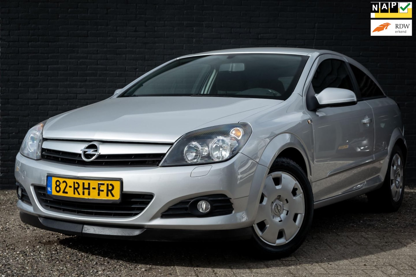 Opel Astra GTC - 1.6 Enjoy | Airco | NAP | Cruise - AutoWereld.nl