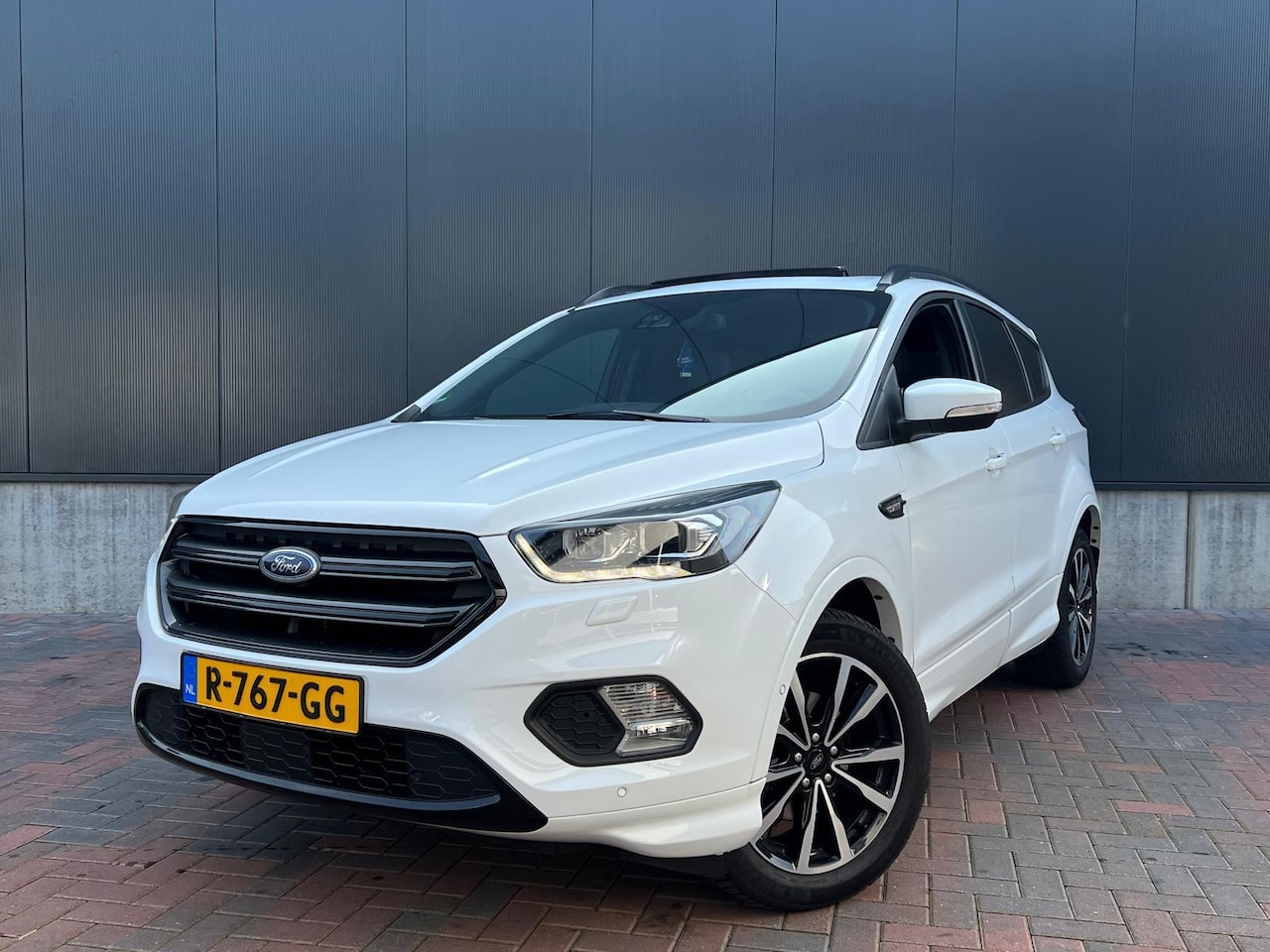 Ford Kuga - 1.5 EcoBoost Vignale ST-Line * Navi * Pano * Cruise * Trekhaak - AutoWereld.nl