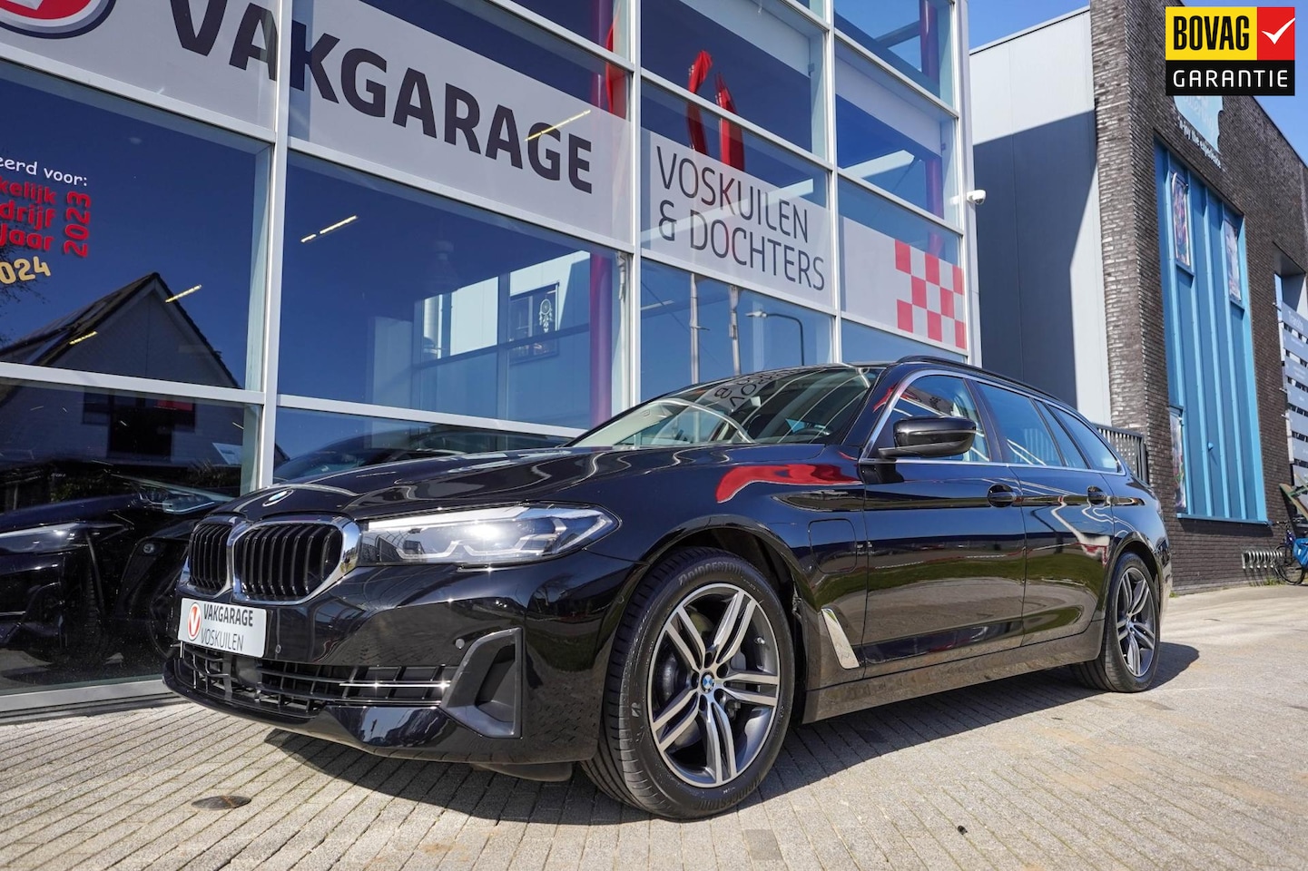 BMW 5-serie Touring - 530e xDrive | Trekhaak | Leder | Camera - AutoWereld.nl