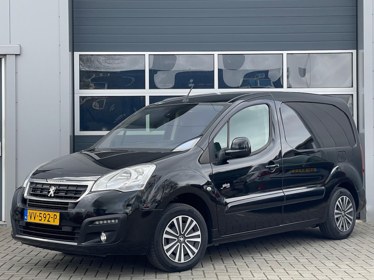 Peugeot Partner - 120 1.6 BlueHDi 100 L1 Première S&S | Automaat | Airco | Cruise control | PDC - AutoWereld.nl