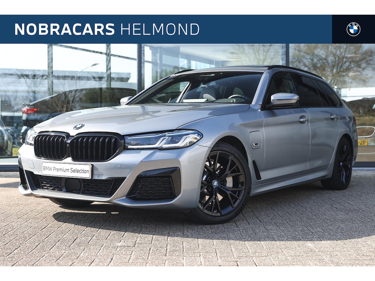 BMW 5-serie Touring - 530e High Executive M Sport Automaat / Panoramadak / Stoelverwarming / Laserlight / Parkin - AutoWereld.nl