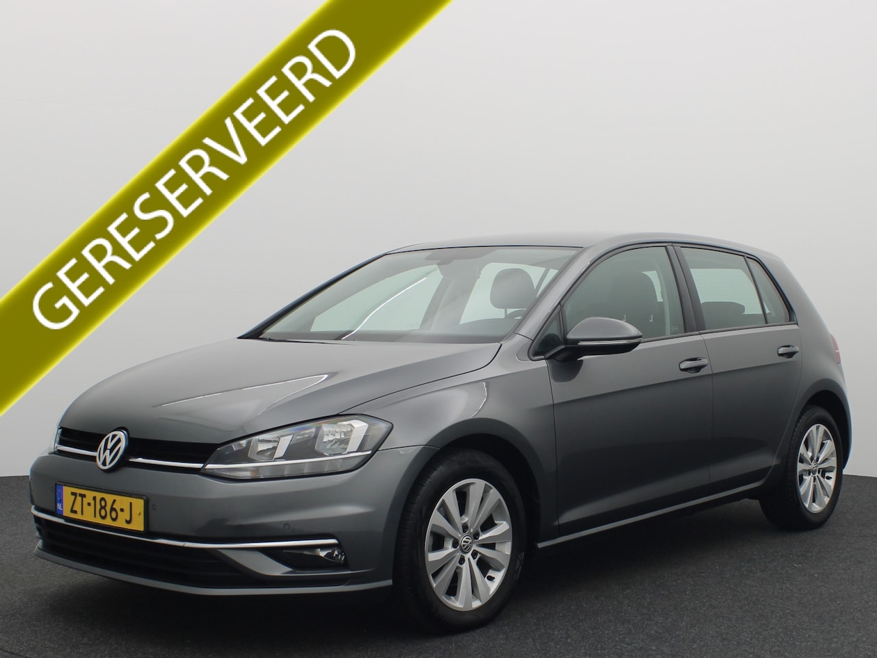 Volkswagen Golf - 1.6 TDI Comfortline Business AUTOMAAT / CAMERA / STOELVERW / CARPLAY / DAB+ / ACC / NL-AUT - AutoWereld.nl