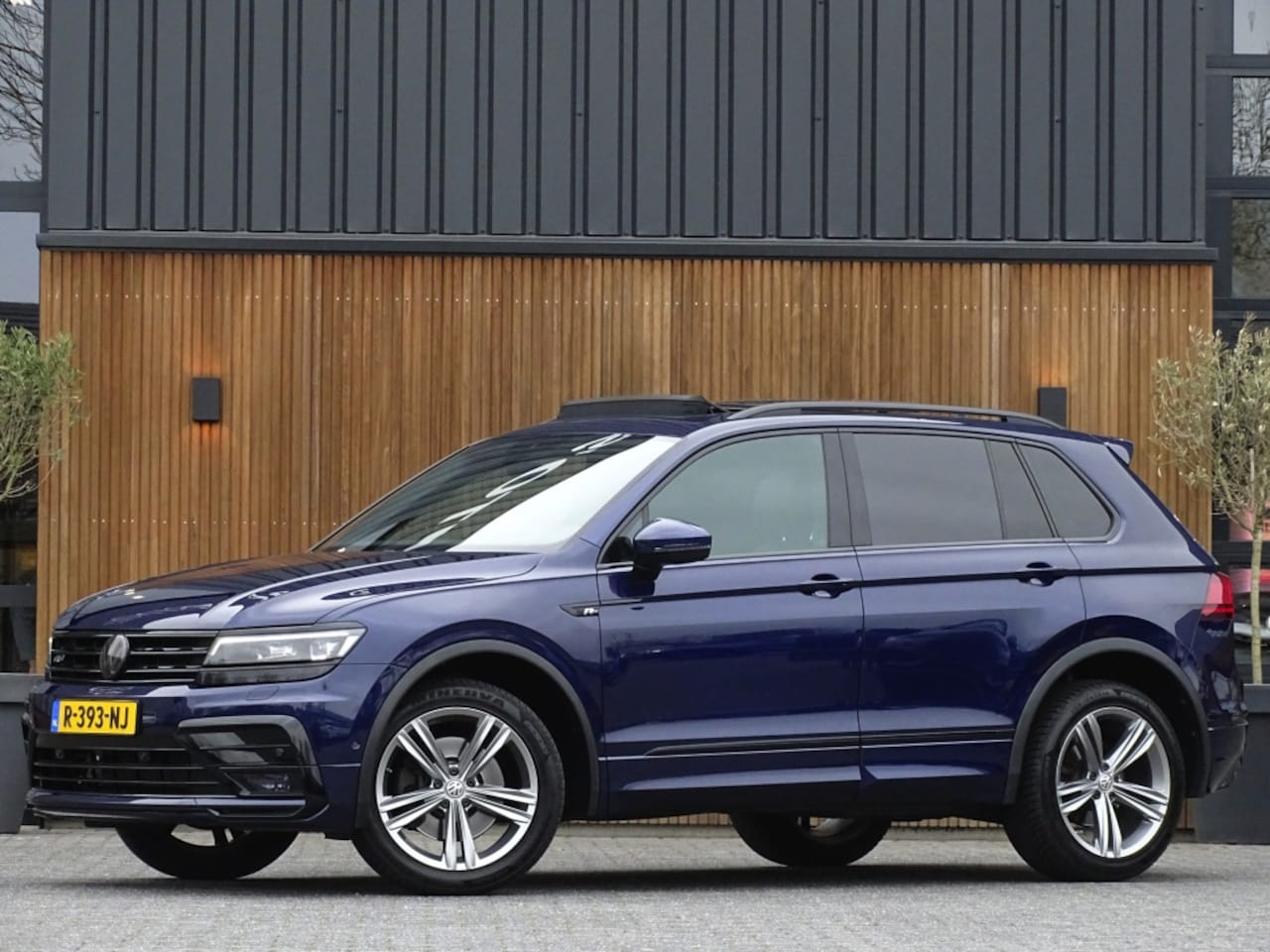 Volkswagen Tiguan - 2.0 TSI 221PK 4-Motion / R-Line / RNS / LED - AutoWereld.nl