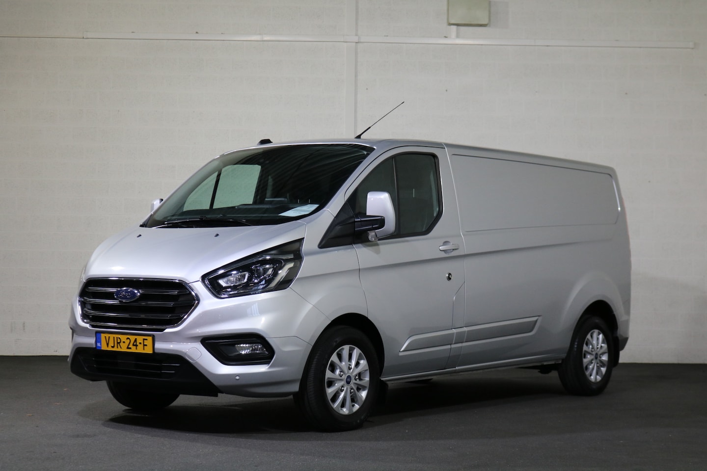 Ford Transit Custom - 2.0 TDci 170pk L2 H1 Limited Automaat - AutoWereld.nl