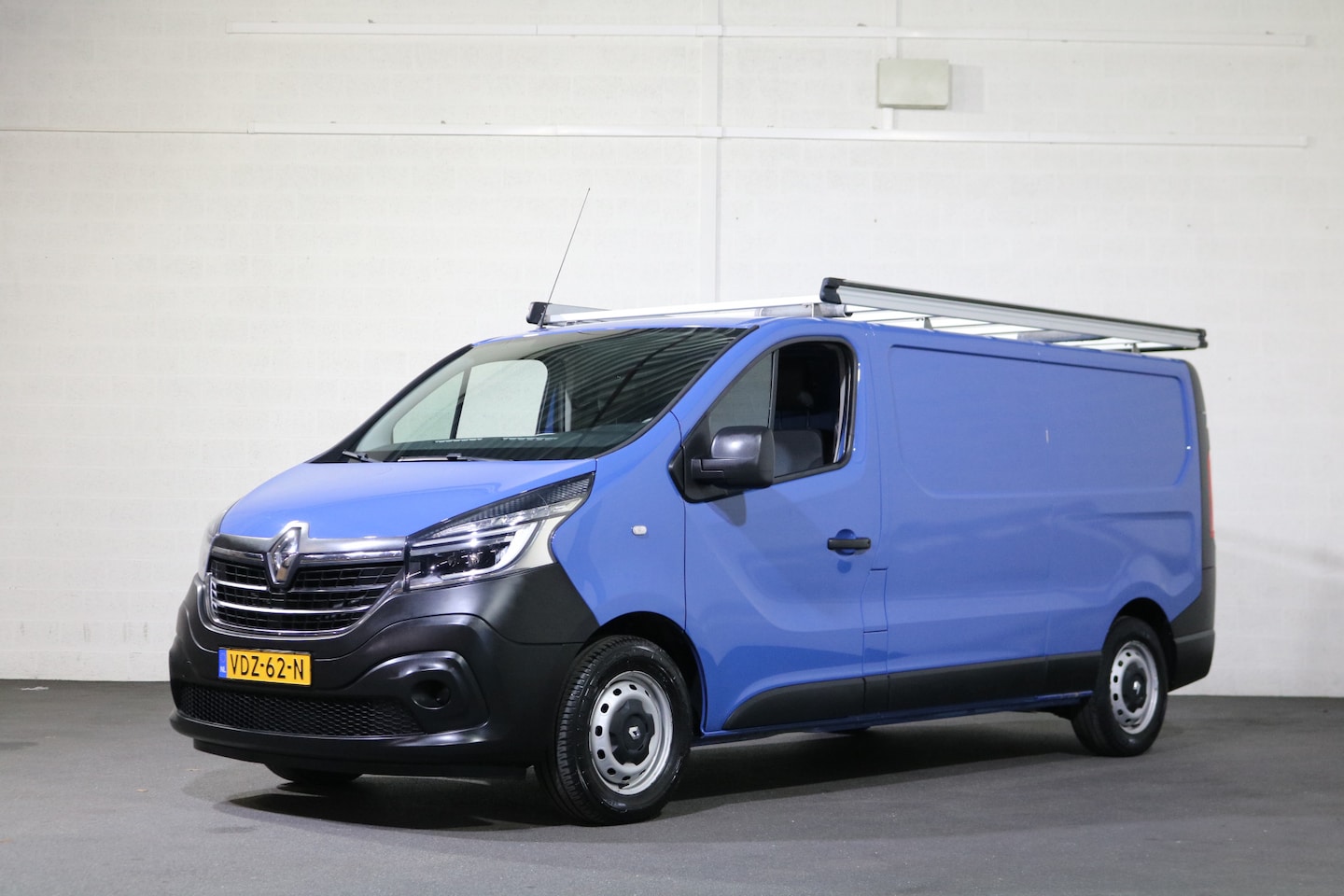 Renault Trafic - 2.0 dCi 120pk L2 H1 Airco Navigatie Imperiaal Bott Vario Inrichting - AutoWereld.nl