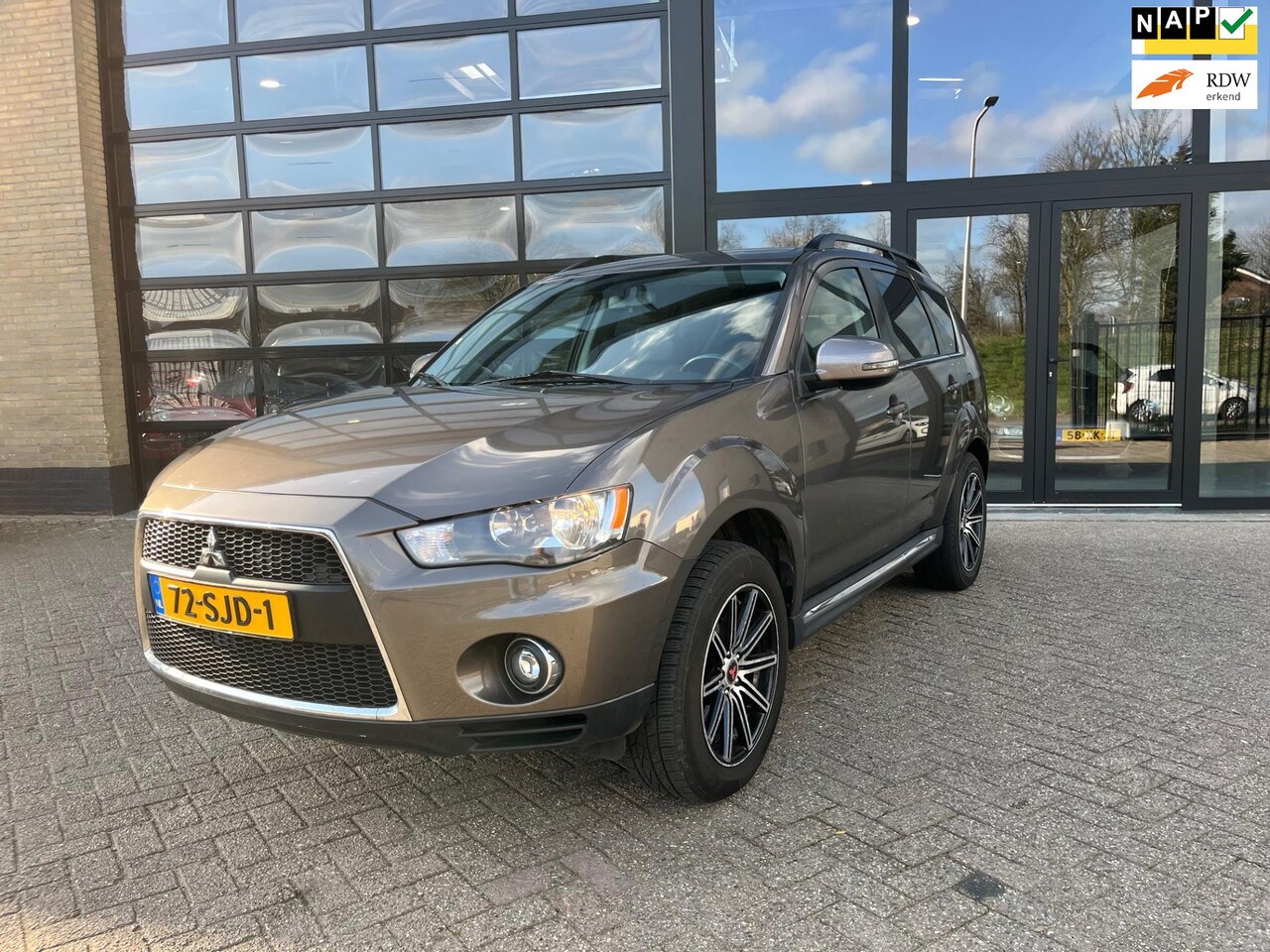 Mitsubishi Outlander - 2.0 Intro Edition 2.0 Intro Edition, Automaat, Leer/stof, Trekhaak - AutoWereld.nl