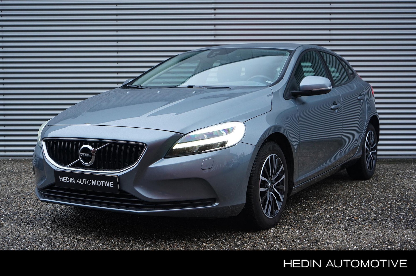 Volvo V40 - 2.0 T2 Momentum | NAV | Standkachel met app | Full Led | Stoelverwarming | Verwarmd voorru - AutoWereld.nl