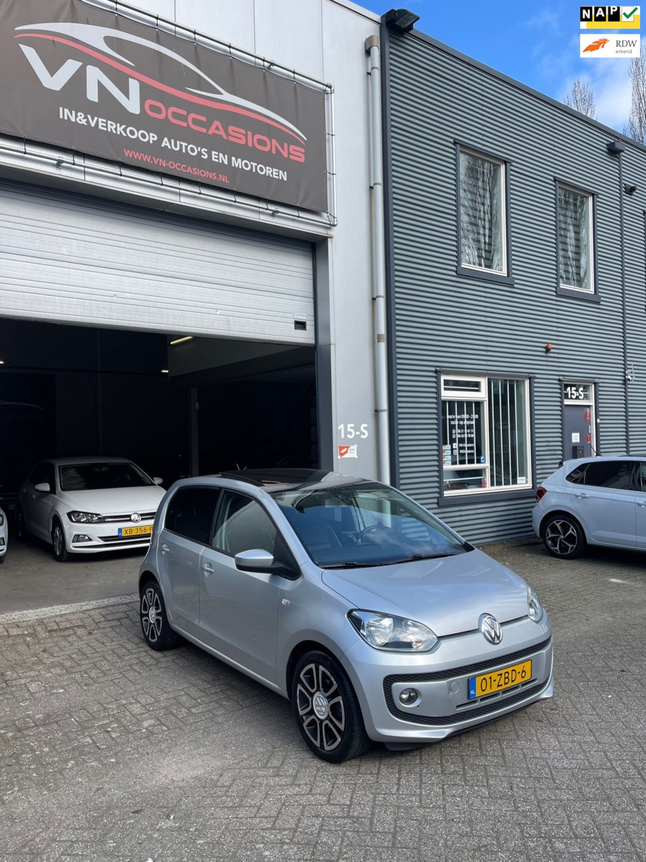 Volkswagen Up! - 1.0 high up! BlueMotion PANORAMADAK LEER - AutoWereld.nl