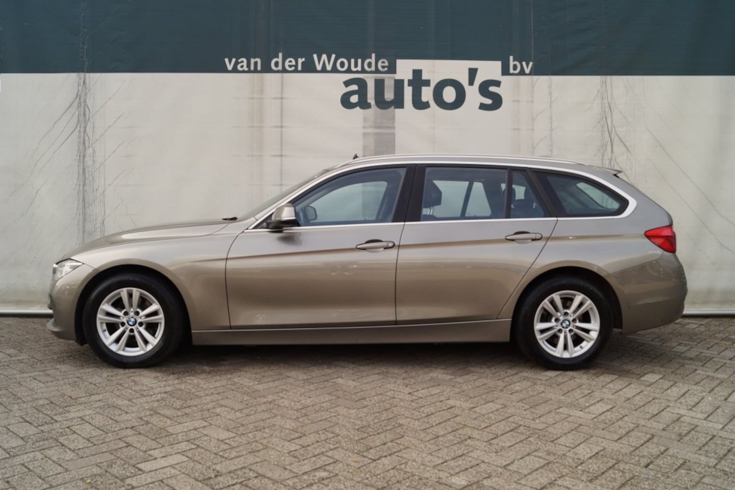 BMW 3-serie Touring - 318i Executive Automaat -LEER-PANO-LED-NAVI-ECC-PDC- - AutoWereld.nl