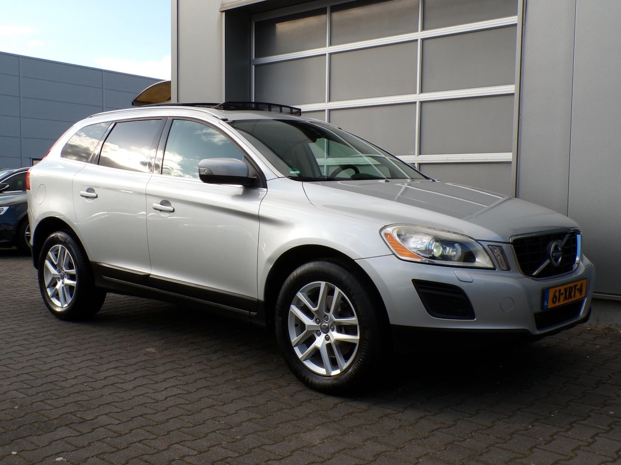 Volvo XC60 - 2.4 D5 AWD Summum|Xenon|Pano|Trekh|Navi|CAM|PDC - AutoWereld.nl