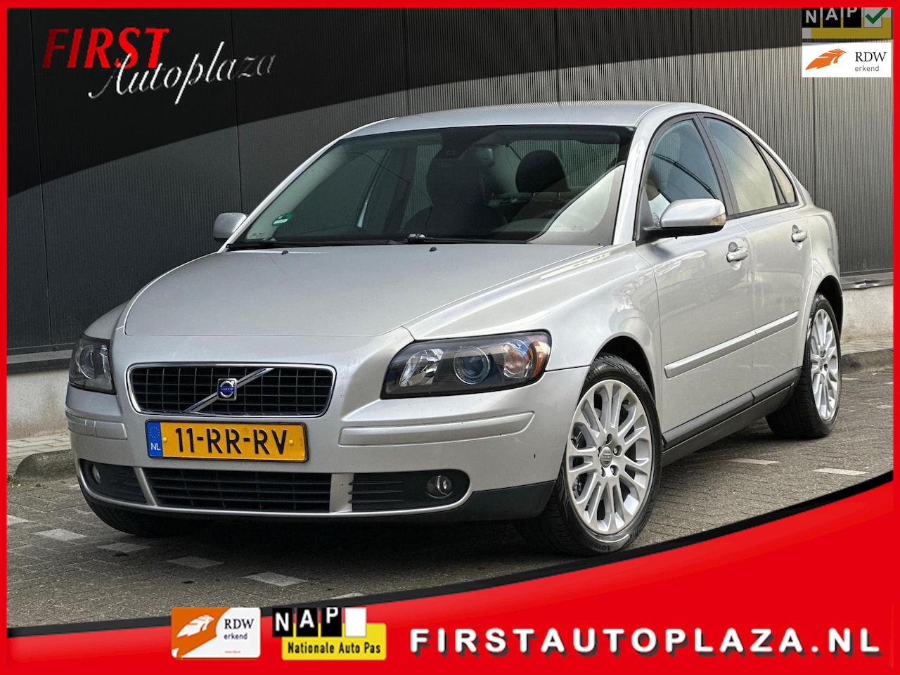 Volvo S40 - 2.4 Momentum AIRCO/CRUISE/LM-VELGEN | NETTE AUTO ! - AutoWereld.nl