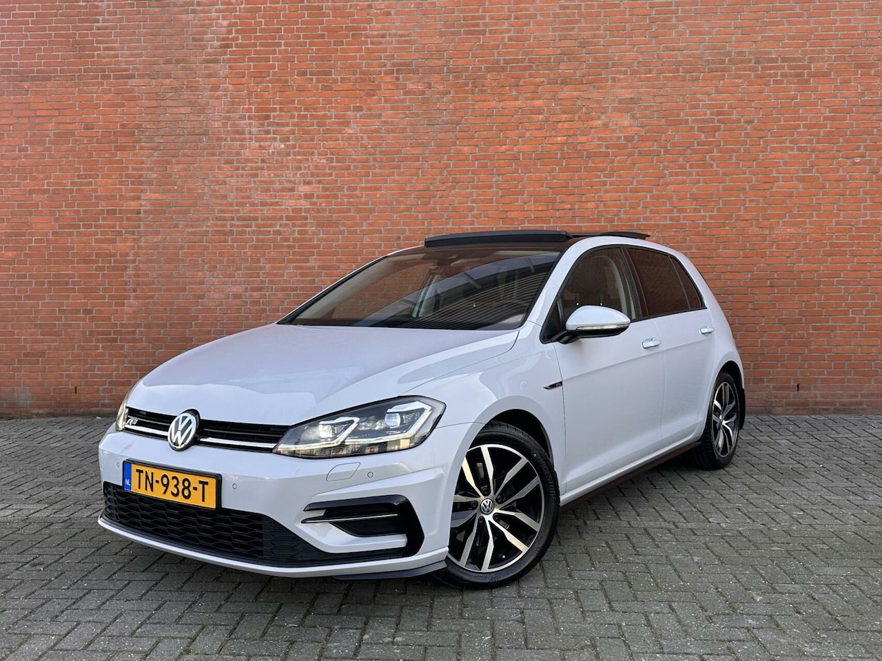 Volkswagen Golf - 1.5 TSI Highline Business R|PANO|CARPLAY - AutoWereld.nl