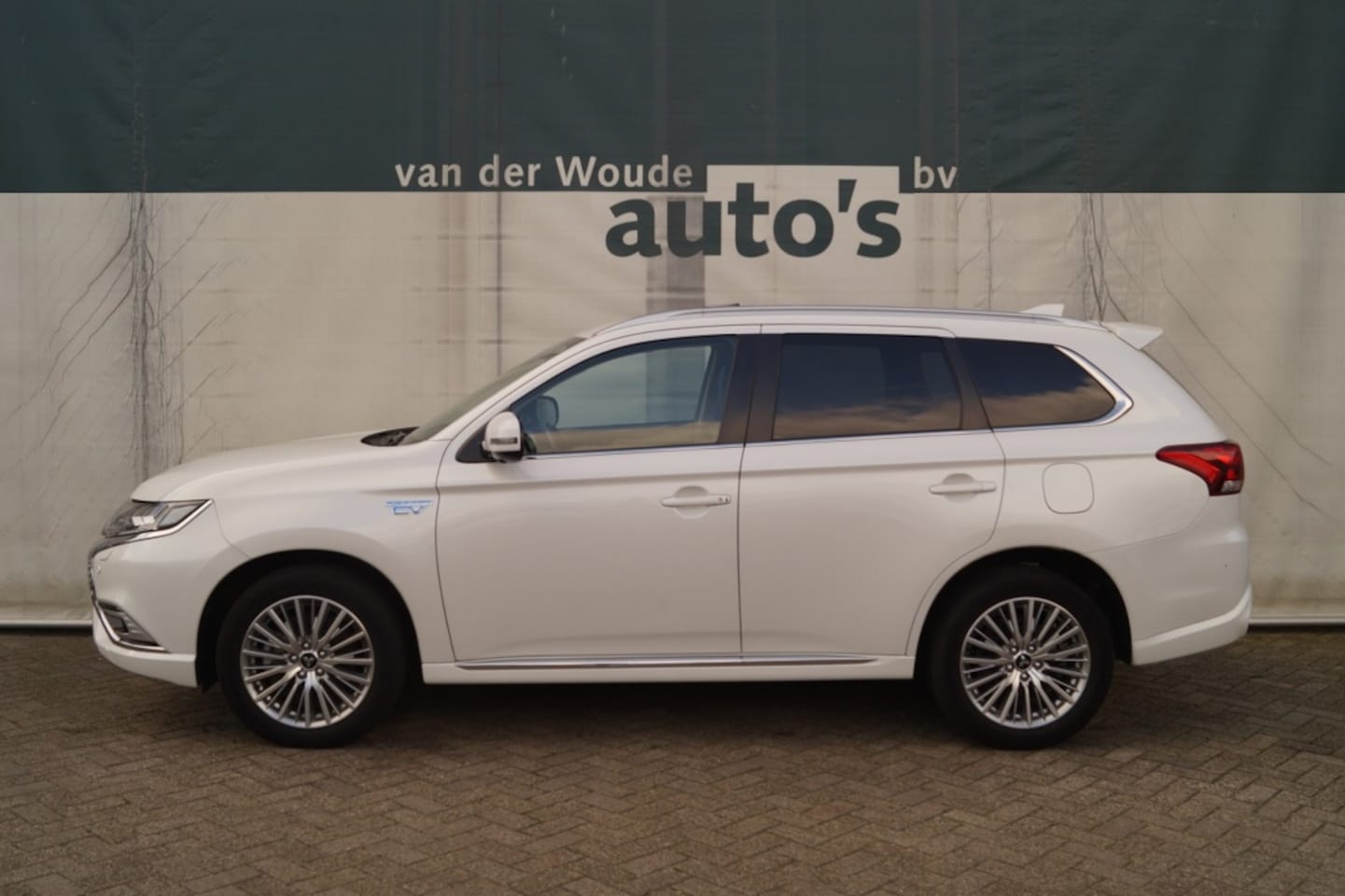 Mitsubishi Outlander - 2.4 PHEV Intense+ -S.DAK-ECC-CAM-NAVI- - AutoWereld.nl