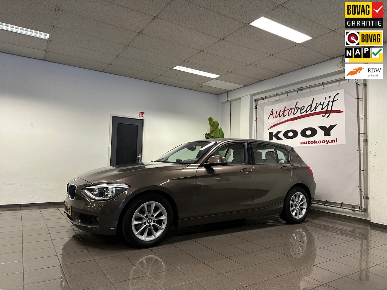 BMW 1-serie - 118i Upgrade Edition * Automaat / Leder / Navigatie / Xenon / NL Auto * - AutoWereld.nl