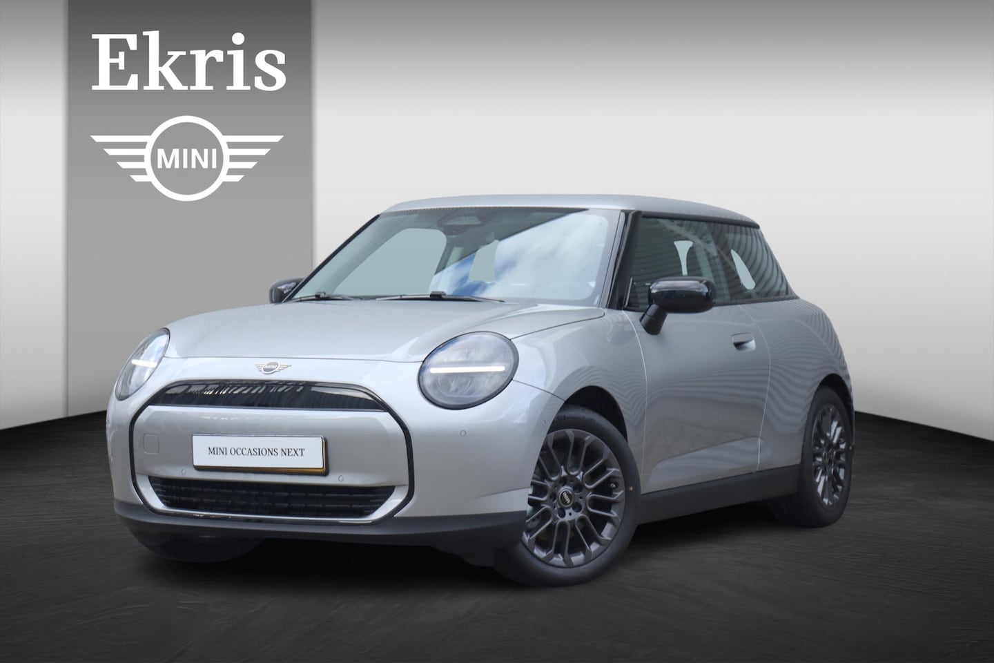 MINI Cooper - 3-deurs E | Essential + Apple Carplay + Driving Assistant + Achteruitrijcamera + 17'' LMV - AutoWereld.nl