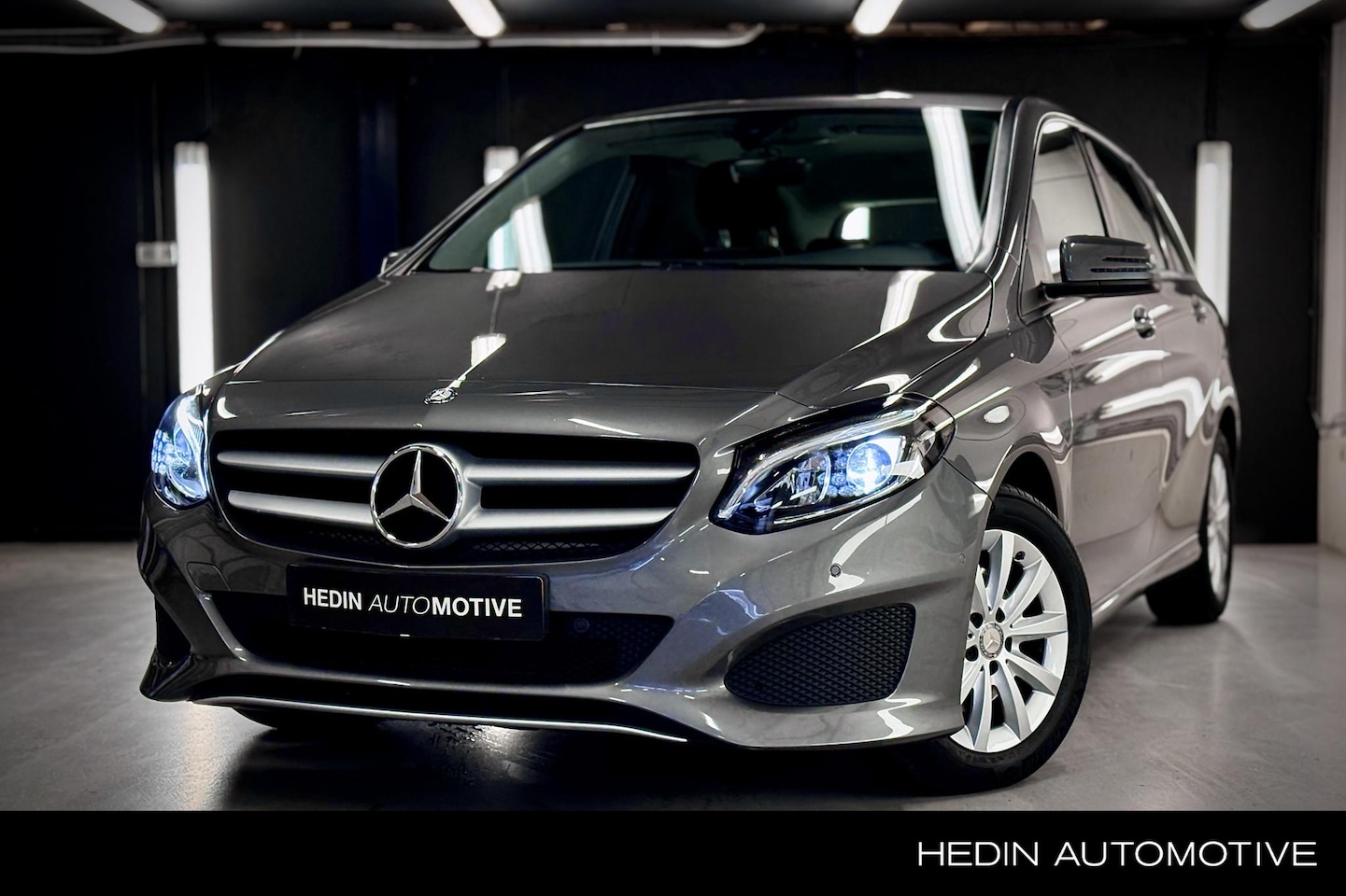 Mercedes-Benz B-klasse - B 180 Automaat Style Line | Ambition Pakket | Parkpilot | LED | Camera | Airco | Spiegelpa - AutoWereld.nl