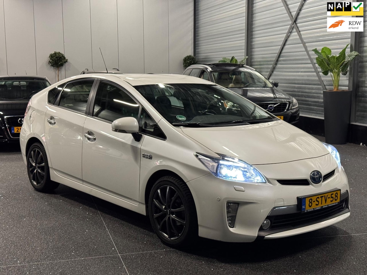 Toyota Prius - 1.8 Plug-in Executive Business Leder | Navi | Camera | HUD | JBL - AutoWereld.nl