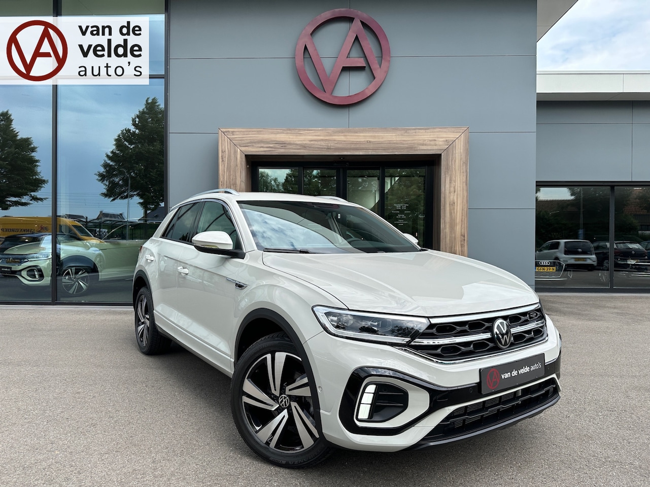 Volkswagen T-Roc - 1.5 TSI 150pk DSG R-Line | Ergo stoel | Elek. achterklep | Camera | Keyless | Rijklaar - AutoWereld.nl