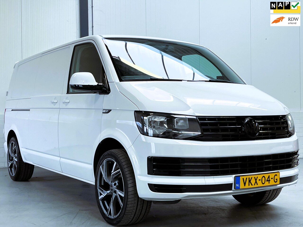 Volkswagen Transporter - 2.0 TDI L2H1 Leder|Carplay - AutoWereld.nl