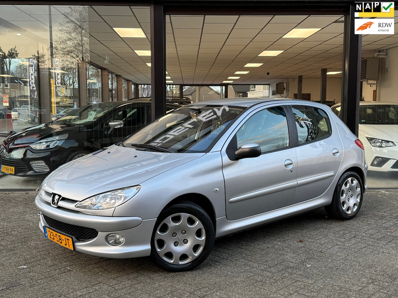 Peugeot 206 - 1.6 5drs AUTOMAAT | AIRCO CLIMATE | TREKHAAK | NAP - AutoWereld.nl