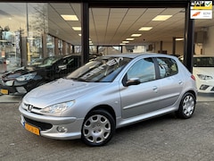 Peugeot 206 - 1.6 5drs AUTOMAAT | AIRCO CLIMATE | TREKHAAK | NAP