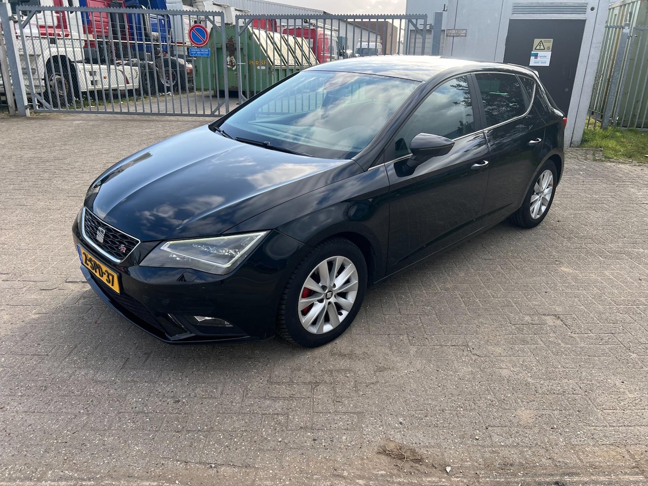 Seat Leon - 1.6 TDI Limited Edition FR LEDER CLIMA CRUISE LICHTE SCHADE - AutoWereld.nl