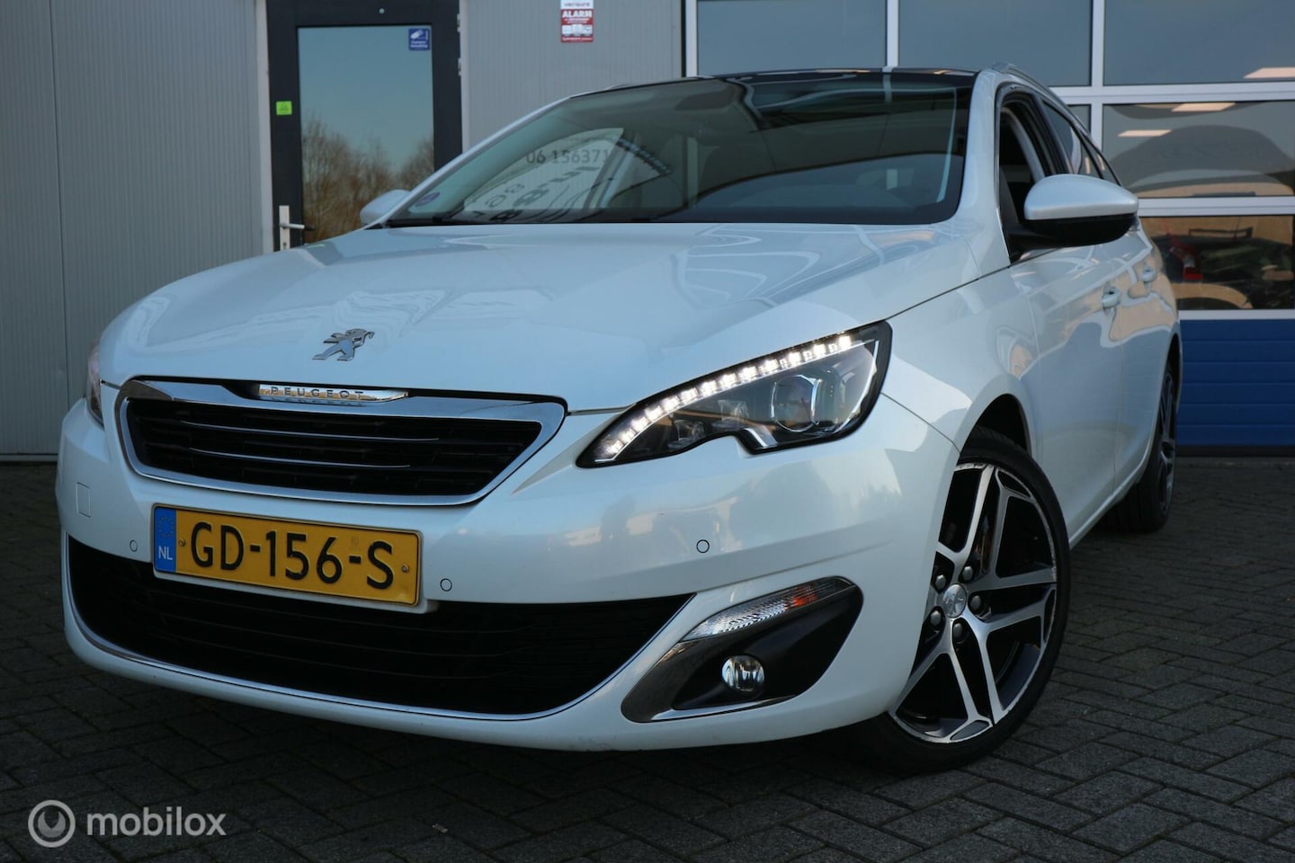 Peugeot 308 SW - 1.2 PureTech XENON/LED/PANORAMADAK/TREKHAAK - AutoWereld.nl