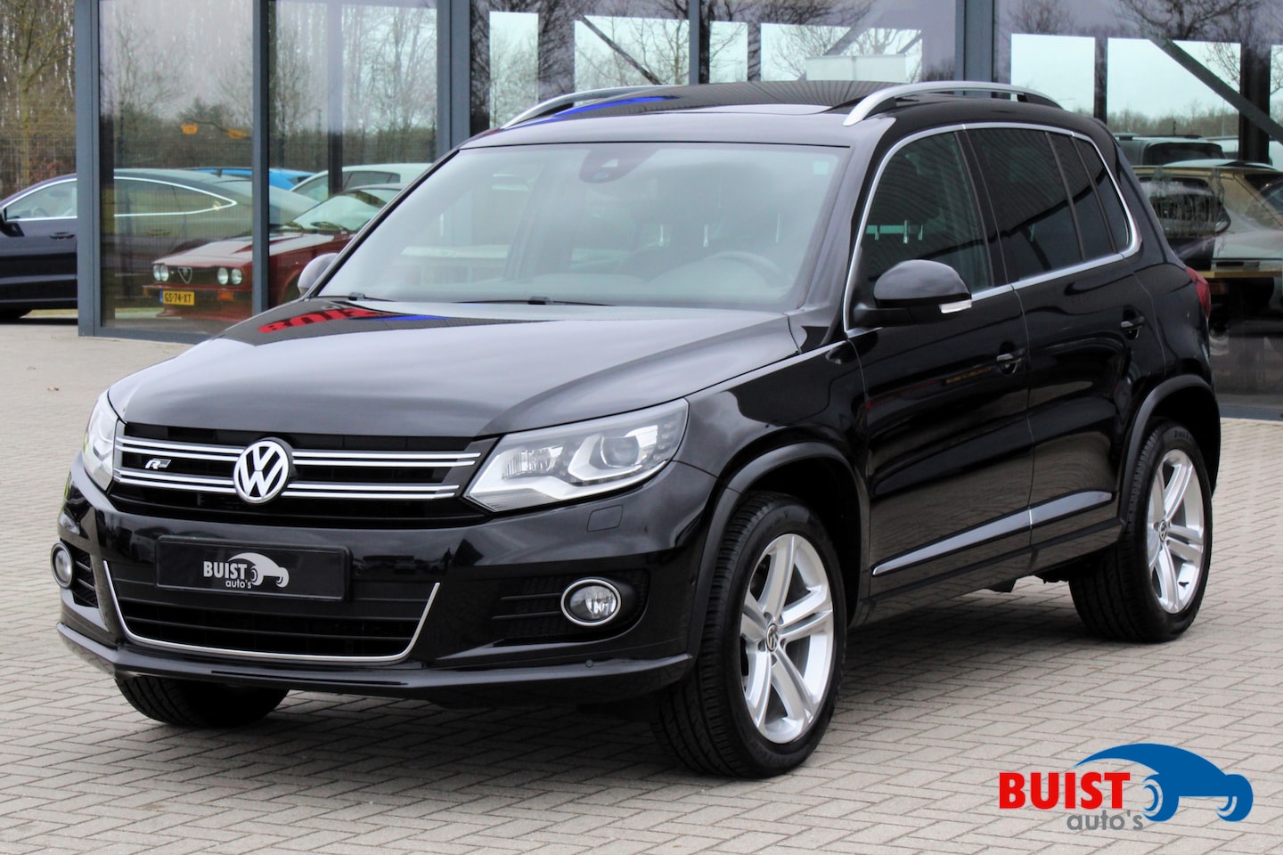 Volkswagen Tiguan - 1.4 TSI R-Line Edition PANO LEER XENON NL-auto 1e eig.! - AutoWereld.nl