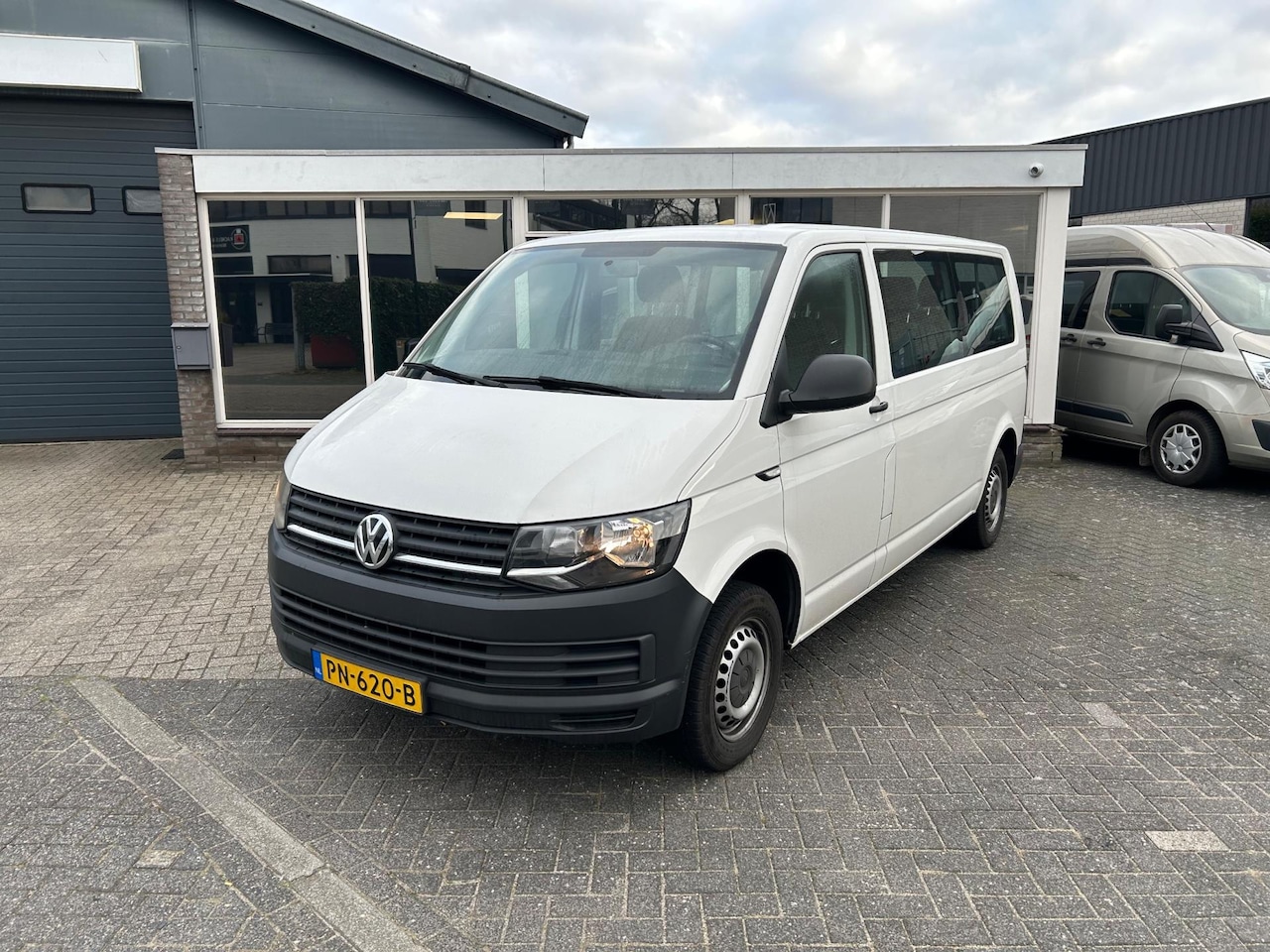 Volkswagen Transporter Kombi - 2.0 TDI L2H1 9 Persoons - AutoWereld.nl