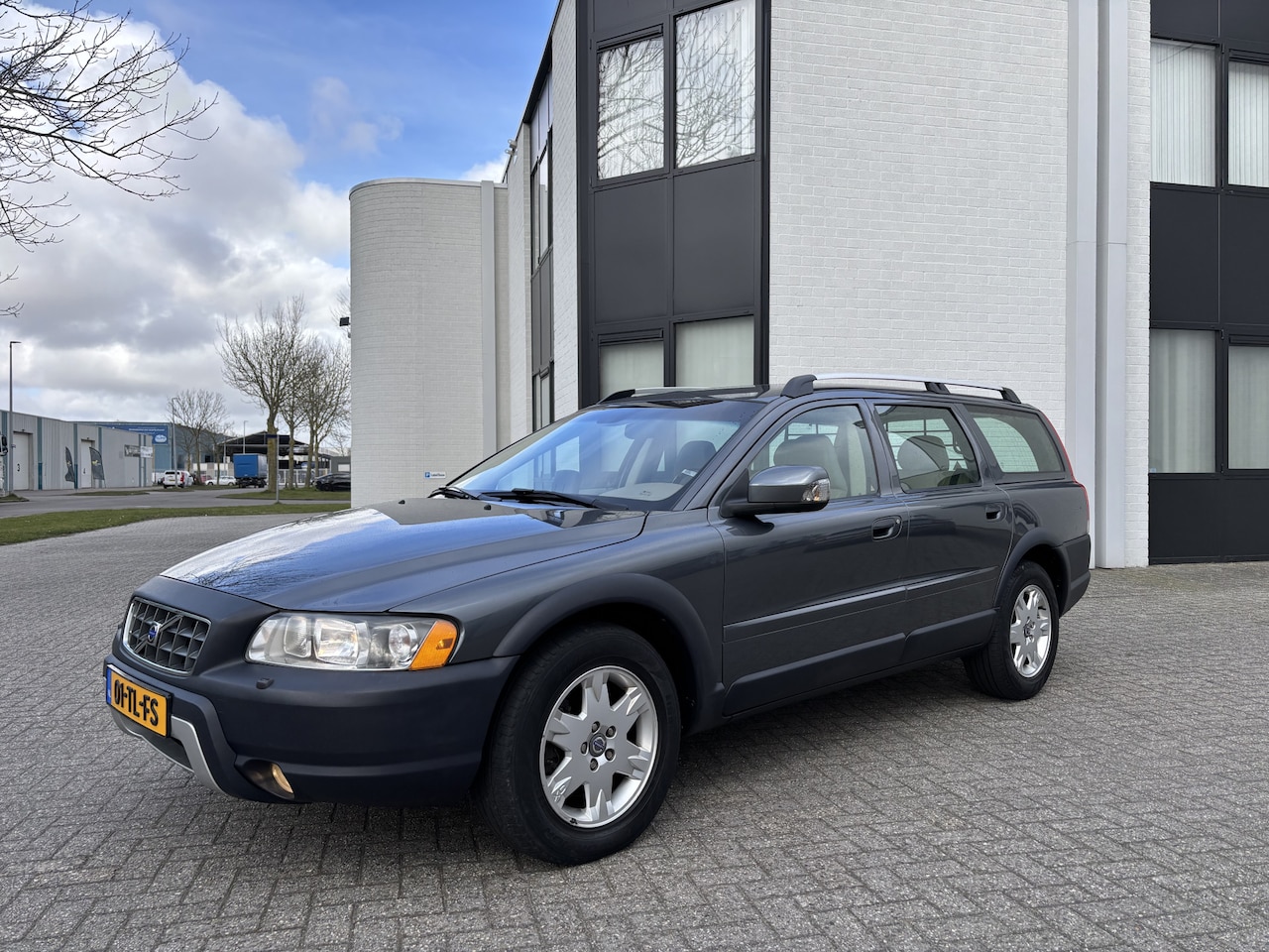 Volvo XC70 - 2.5i T Momentum Automaat 210 PK. Zeer goed onderhouden auto van de tweede eigenaar !!! Dis - AutoWereld.nl