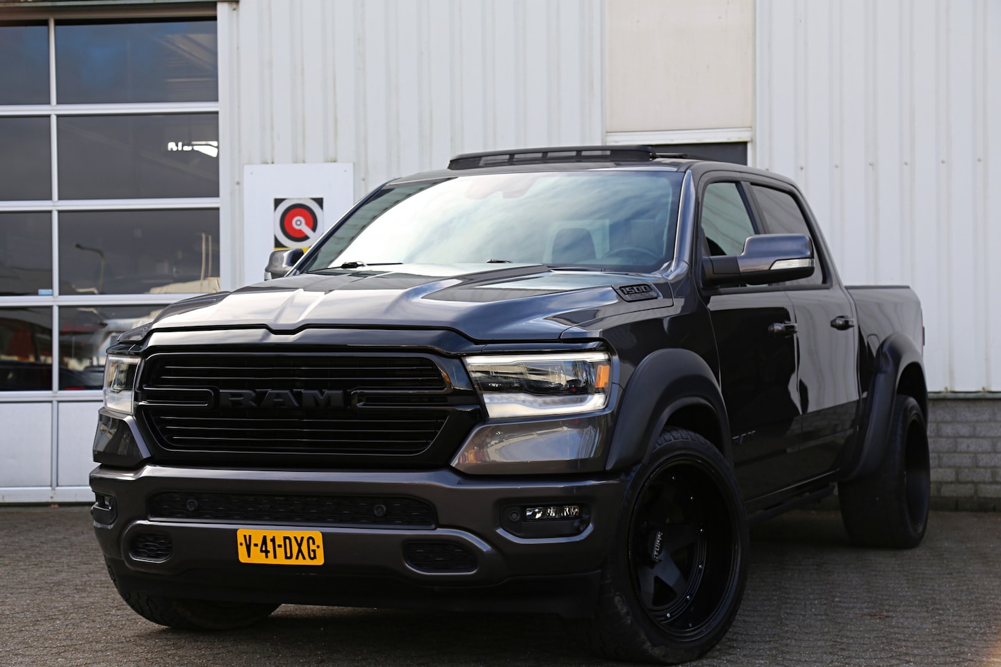 Dodge Ram 1500 - 5.7 V8 4x4 Crew Cab 5'7 Sport Night Edition Wide Body*Sportuitlaat/Pano/Trekhaak/LED/Apple - AutoWereld.nl