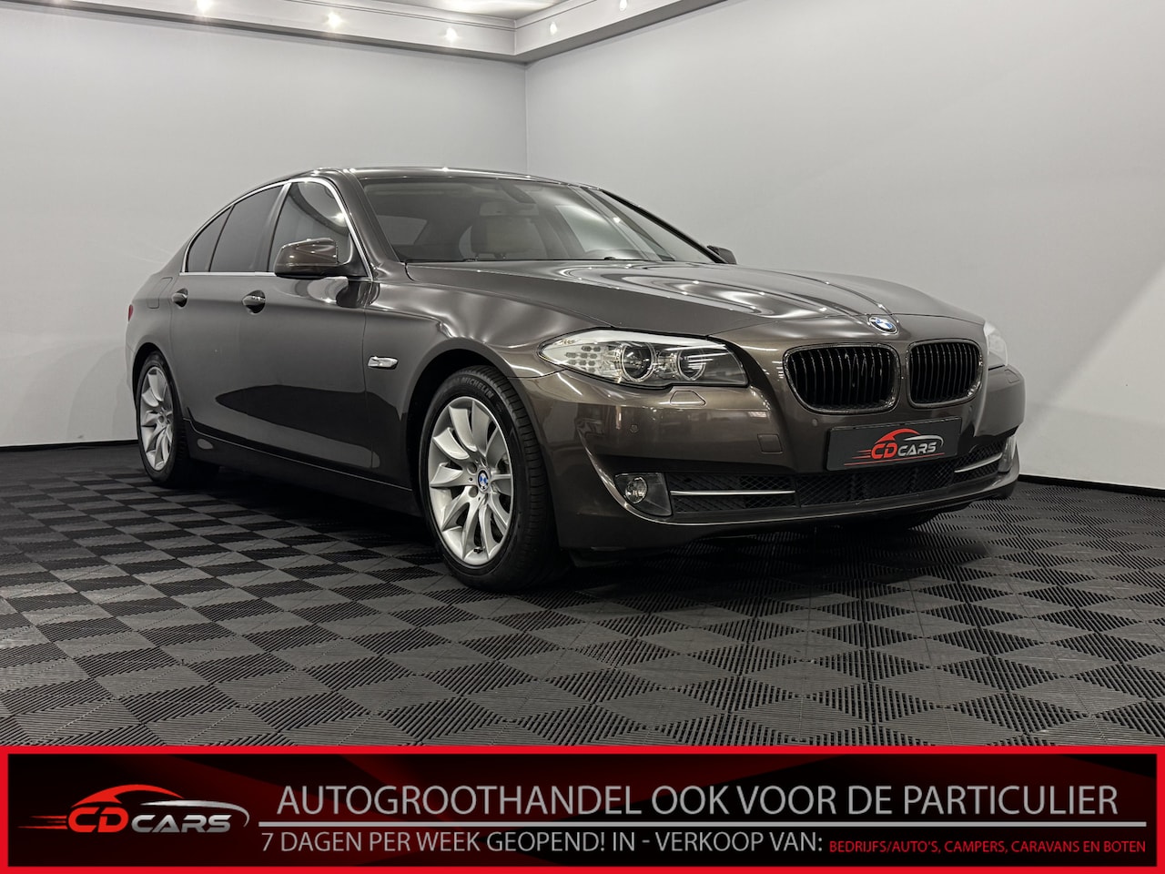 BMW 5-serie - 523i High Executive Leder, Parkeersensoren, Navi, Speciaal uitlaat systeem, Keyless start, - AutoWereld.nl