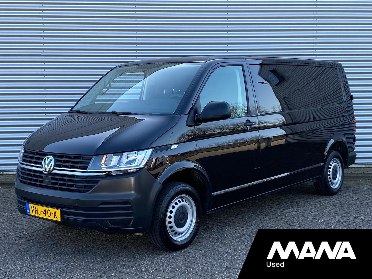 Volkswagen Transporter - 2.0 TDI L2H1 110PK Airco Trekhaak Bluetooth Bijrijdersbank Laadruimte betimmering - AutoWereld.nl