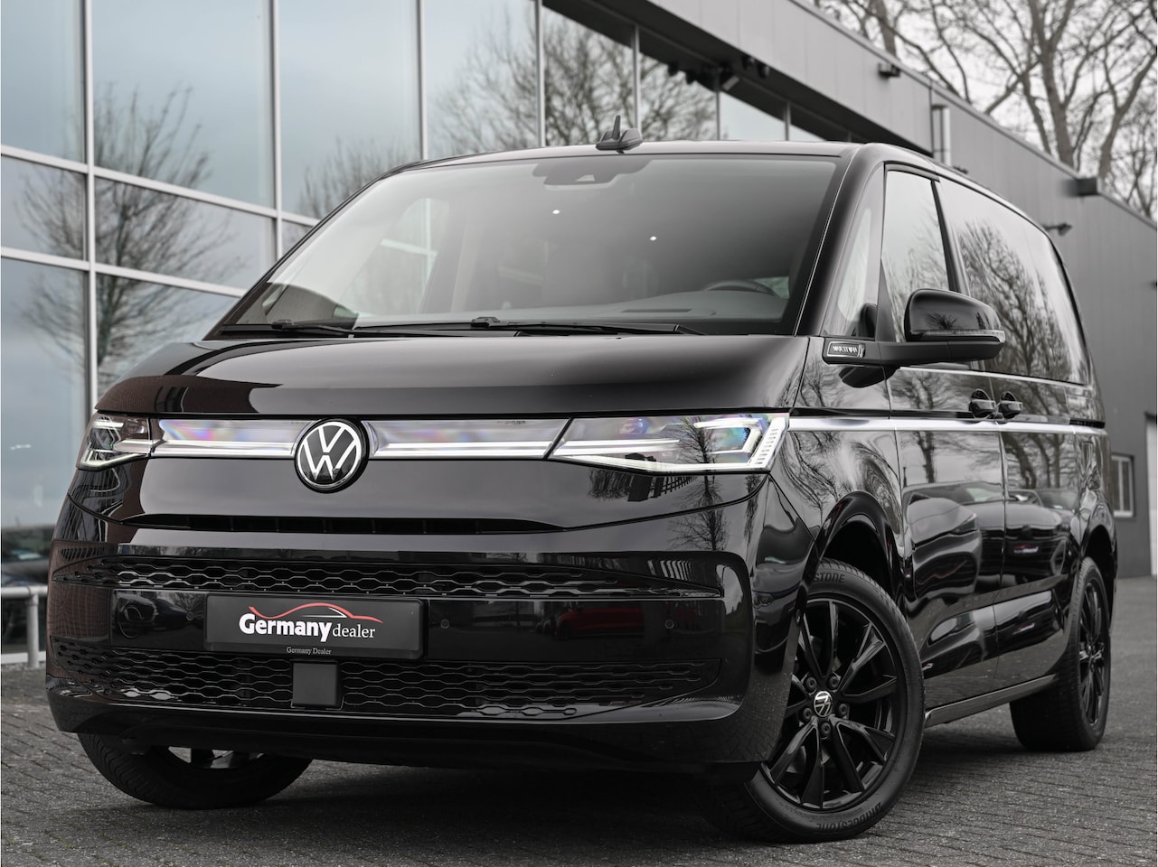 Volkswagen Multivan - 1.4 eHybrid 218pk Style Head-Up IQ-light Standk 7-pers Sfeerverl. Trekh Keyless El-deuren - AutoWereld.nl