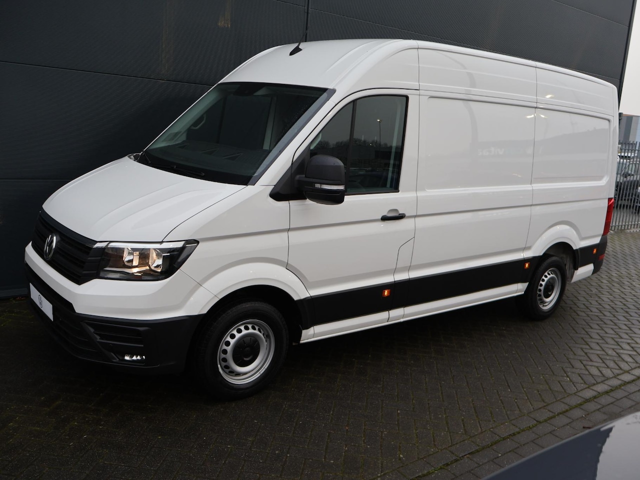 Volkswagen Crafter - 30 2.0 TDI L3H3 Comfortline Executive + | 102 PK | Comfortstoel  Plus + Armleuningen | Bij - AutoWereld.nl