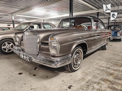 Mercedes-Benz 220 - SE