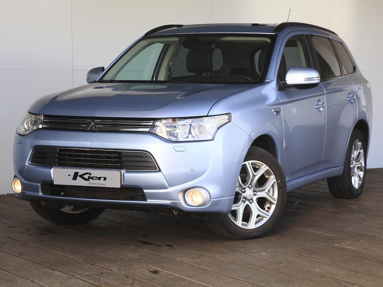 Mitsubishi Outlander - 2.0 PHEV Instyle+ | schuif-/kanteldak | Trekhaak | Stoelverwarming | - AutoWereld.nl