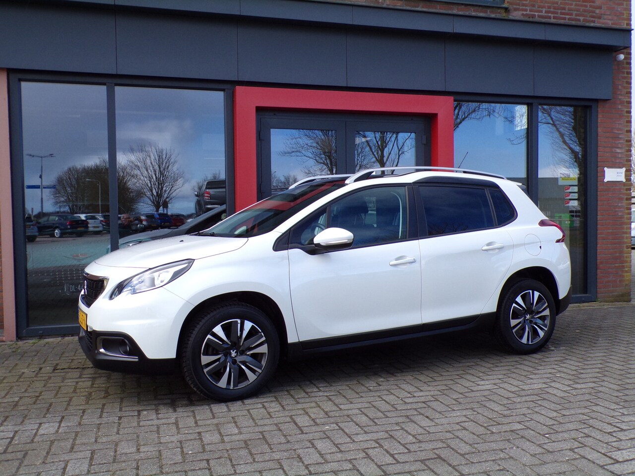 Peugeot 2008 - 1.2 PureTech Blue Lion Panorama Parelmoer Trekhaak NAP! - AutoWereld.nl
