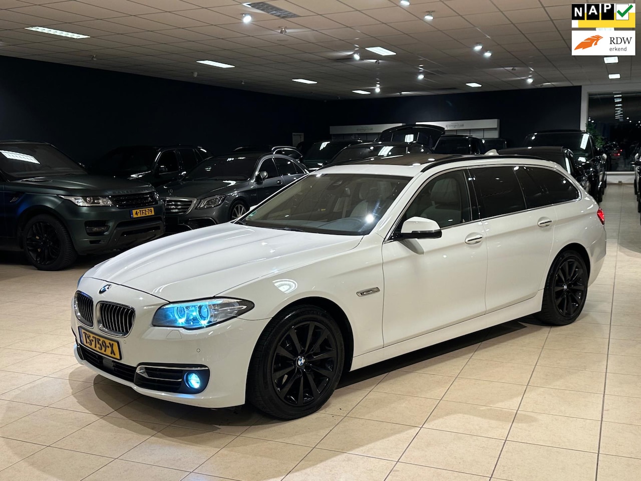 BMW 5-serie Touring - 525xd Individual PANO SOFTCLOSE ACC TREKHAAK - AutoWereld.nl