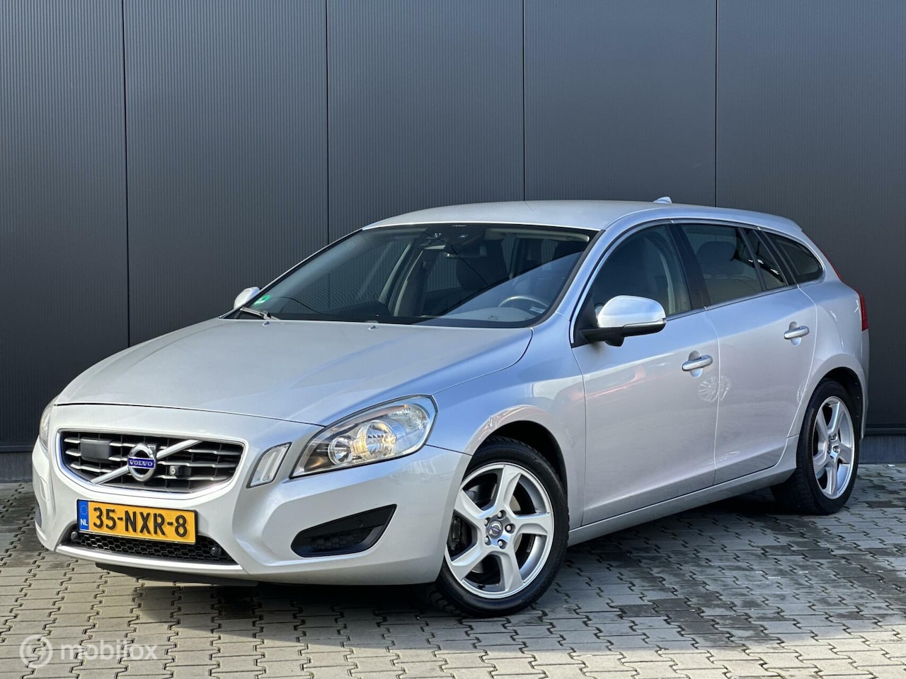 Volvo V60 - 2.0T Momentum | CRUISE | CLIMA | TREKHAAK | - AutoWereld.nl