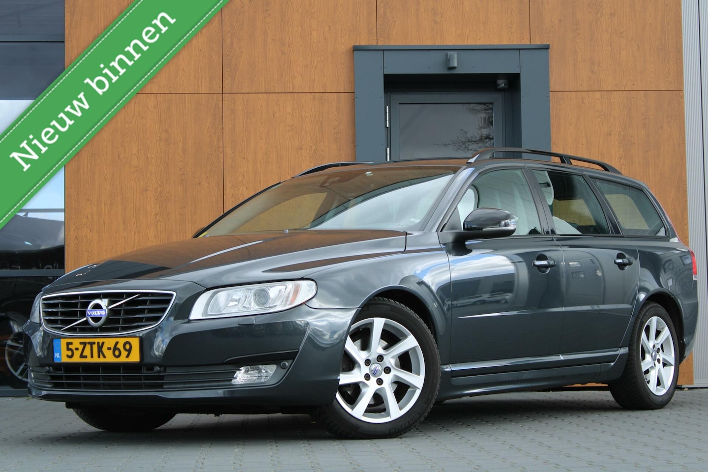 Volvo V70 - 2.0 D4 Summum | Pano | Leder | Trekhaak - AutoWereld.nl