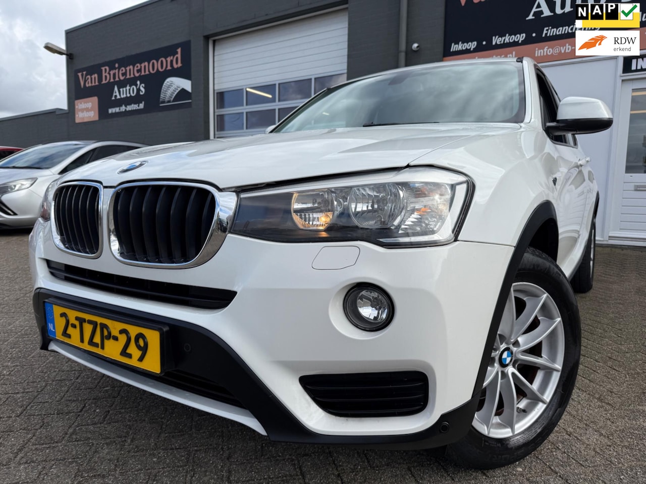 BMW X3 - XDrive20i Business van 1ste Eigenaar in automaat met parkeersensoren / camera en navigatie - AutoWereld.nl