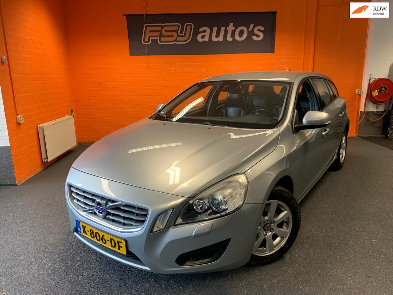 Volvo V60 - 1.6 T3 Summum / Leder / Weinig km / APK 10-03-2026 - AutoWereld.nl