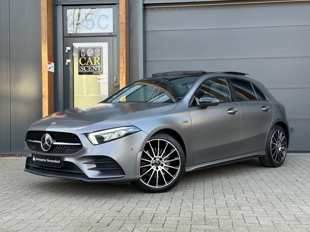 Mercedes-Benz A-klasse - 250 e Premium AMG Edition Matgrijs 360 Camera, Pano, Burmester, Sfeerverlichting etc. - AutoWereld.nl