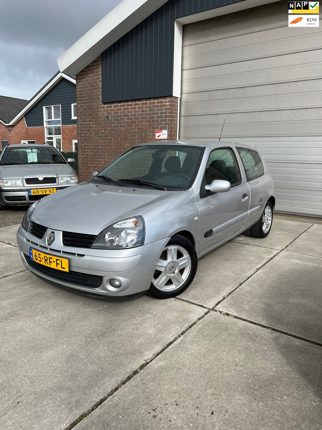 Renault Clio - 1.4-16V Authentique Comfort NIEUWE APK / LAGE KM STAND / AIRCO / 2 SLEUTELS - AutoWereld.nl