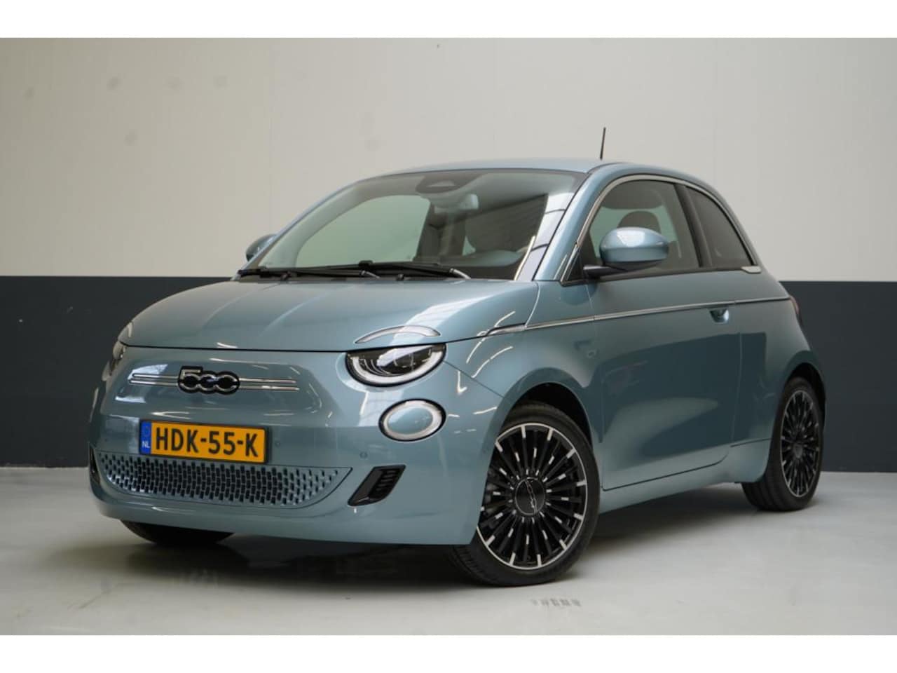 Fiat 500 - 3+1 La Prima 42 kWh | Navigatie | Achteruitrijcamera | Lederen bekleding | Stoelverwarming - AutoWereld.nl