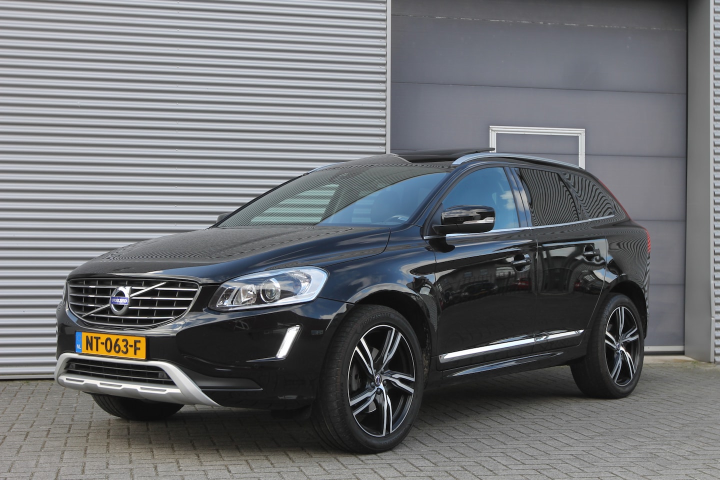 Volvo XC60 - 2.0 T5 FWD Polar+ I AUT. I PANO.DAK I LEDER I CAMERA - AutoWereld.nl